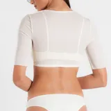 Chaleco color piel con mangas 3/4, para post-operatorio de liposucción de brazos. Confeccionado en tela de faja de alta contención.