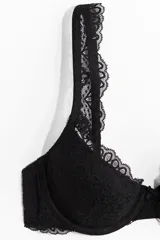 Soutien push-up negro de encaje con aros y copas con relleno, tirantes anchos con detalles de encaje y pequeño lazo en el centro.