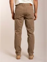 Pantalón de sarga color beige, de corte recto y cinco bolsillos.