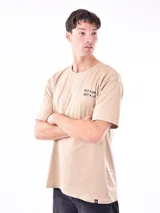 Remera de algodón color beige, corte oversize, con cuello redondo y manga corta. Presenta un pequeño estampado negro en el pecho con el texto "GET A BIK GET A LIF".