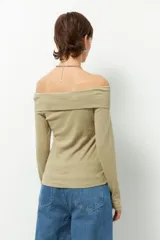 Remera color beige, strapless y de manga larga, confeccionada en algodón.