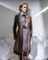 Tapado rojo de lana merino afieltrada, corte recto con lazos para ajustar en la cintura y cuello alto con posibilidad de cruzar los lazos alrededor. Tiene bolsillos laterales.