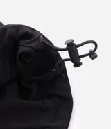 Campera deportiva Get Over de tejido técnico resistente al agua, color bordó. Presenta capucha ajustable con cordones, cierre frontal con cremallera, bolsillos laterales y un bolsillo adicional en el pecho, todos con cierre.