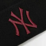 Gorro tipo beanie de lana color negro con vuelta, presenta el logo de los New York Yankees bordado en color bordó en la parte frontal y el logo de la marca en el lateral.