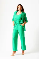 Top verde con escote en V, breteles finos y volados en el ruedo.