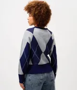 Suéter de punto con diseño de rombos (argyle) en tonos azul marino y gris, con cuello redondo y terminaciones acanaladas en puños y cintura.