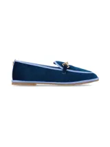 Mocasín de terciopelo azul marino de inspiración friulana, con ribetes celestes en contraste, suela plana y herraje metálico dorado en el empeine.