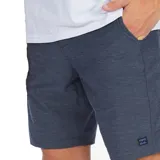 Short azul de largo medio con bolsillos laterales y traseros.