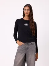 Remera de manga larga Rusty, color blanco, con cuello redondo y logo de la marca estampado en el centro del pecho.