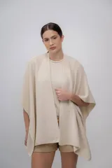 Ruana color crudo de tejido de punto con textura, hecha de 100% baby alpaca.