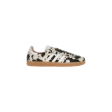 Championes Adidas modelo Samba OG para mujer, con estampado animal print de vaca en blanco y negro sobre piel, detalles en blanco y suela de goma marrón.
