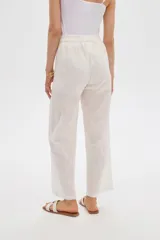 Pantalón de algodón color blanco, con tiro alto, bolsillos y diseño bordado.