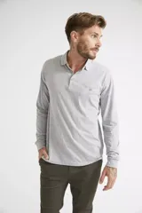 Remera polo de manga larga para hombre, confeccionada en algodón. Presenta un diseño de ajuste regular, con cuello clásico, cierre frontal con botones, bolsillo delantero con botón y logo bordado.