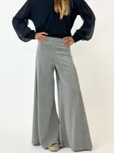 Pantalón Oxford con lurex color gris, de tiro alto y corte acampanado.