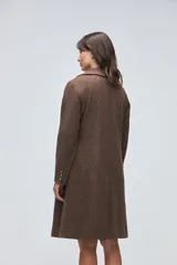 Tapado de lana color marrón con diseño de textura jaspeada, cuello con solapas, cierre frontal con botones y bolsillos laterales con solapa.