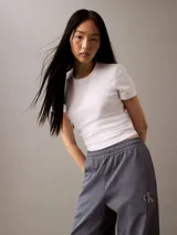 Pantalón de jogging gris de felpa con cintura elástica ajustable con cordón, bolsillos laterales, bajos de canalé y logo CK bordado en la pierna.