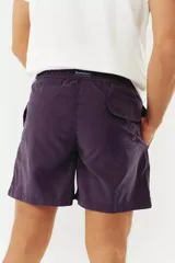 Short de baño de corte clásico, color azul marino, con cintura elástica y cordón ajustable. Cuenta con dos bolsillos laterales, un bolsillo trasero con cierre de velcro y logo bordado en la pierna.
