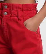 Short rojo de sarga con tiro alto, corte holgado, cintura fruncida, trabillas, bolsillos delanteros y traseros y doble abotonadura.