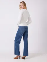 Buzo de punto marca Zac & Rachel en color blanco, con cuerpo de textura acanalada y mangas largas con diseño de punto calado. Presenta cuello redondo a la base y puños ajustados.