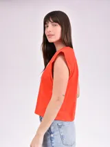 Remera color beige con mangas cortas y cuello redondo. Estampado frontal con la frase "Save the Wildlife" y la silueta de un leopardo.