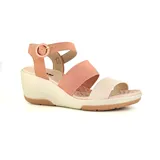 Sandalias de plataforma color beige con tiras de ajuste en color salmón.