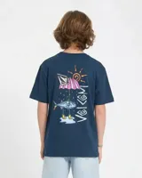 Remera azul oscuro con diseño gráfico en la espalda que incluye un pez bajo una sombrilla, un sol y la inscripción Volcom.