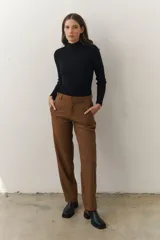 Pantalón sastrero color marrón, de corte recto, con bolsillos laterales y presillas para cinturón.