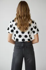 Remera de manga corta con cuello a la base y diseño holgado, confeccionada en algodón con elastano y estampado animal print.