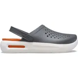 Zuecos Crocs modelo InMotion, con diseño deportivo, parte superior gris perforada, suela blanca con detalles en naranja y correa trasera pivotante.