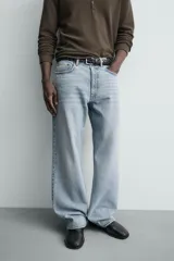 Pantalón jeans de corte recto y ajuste holgado, confeccionado en denim de algodón rígido. Presenta diseño clásico de cinco bolsillos, cierre frontal con cremallera y botón, con un acabado de lavado claro.