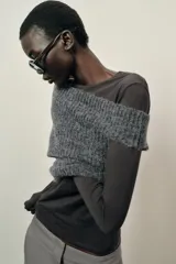 Camiseta de manga larga y cuello redondo, con corte ajustado al cuerpo.