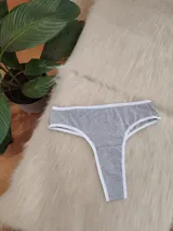 Vedetina gris melange con ribete blanco.