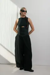 Musculosa negra ajustada al cuerpo con corte en la zona del abdomen.