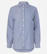 Camisa de tricolina marca Cortelle, con cuello solapa, abotonado delantero y mangas largas, con estampa de rayas en hilo teñido.