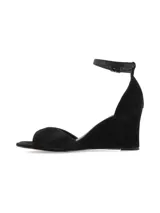 Sandalia de taco chino color negro, confeccionada en cuero nobuck con diseño minimalista, punta cuadrada y pulsera al tobillo con hebilla metálica.