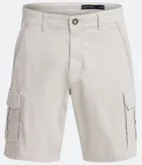 Bermuda cargo para hombre de corte recto, color gris oscuro, con bolsillos laterales utilitarios, trabillas en la cintura y cierre frontal con botón y cremallera.