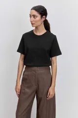 Remera negra de manga corta y cuello redondo, de corte holgado.