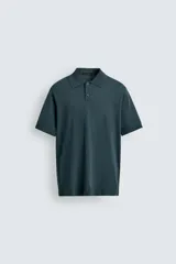 Polo de punto con cuello solapa y cierre frontal de botones. Presenta manga corta con acabados en rib y un corte regular fit.