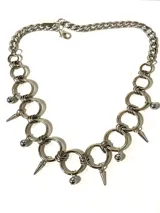 Collar plateado con cadena de eslabones y dije de aros entrelazados con púas y perlas de hematita.