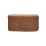 Cartera bandolera Marc Jacobs modelo The Mini Bag, confeccionada en cuero premium color beige. Presenta diseño rectangular con solapa frontal, logo grabado en el frente y correa ajustable con el nombre de la marca tejido.