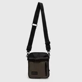 Bandolera de diseño urbano, combinada en color negro y marrón oscuro. Cuenta con un compartimento principal con cierre, un bolsillo frontal con cierre vertical, una correa ajustable y un detalle de hebilla plástica decorativa. Incluye un parche con logo en la parte inferior.