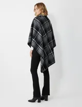 Capa de tejido cuadrille con diseño de cuadros en tonos marrón, beige y naranja. Presenta un cierre frontal con botón tipo trenca y bordes con ribete negro.