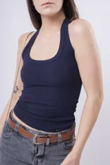 Musculosa blanca acanalada, de corte ajustado y escote redondo.