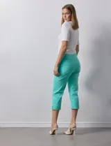 Pantalón capri blanco de gabardina elastizada. Pretina ancha elastizada, delantera con bolsillos simulados y trasera con bolsillos aplicados.