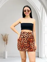 Conjunto de top bandeau y minifalda color negro.