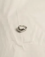 Anillo de plata con diseño volumétrico y curvas suaves.