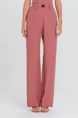 Pantalón de alfaiatería color rosado, con diseño amplio y fluido, cintura estructurada con trabillas y detalle metálico en el cierre. Presenta costuras frontales a lo largo de las piernas y botamangas anchas.