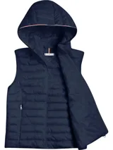 Chaleco azul marino acolchado con capucha, cierre de cremallera frontal y dos bolsillos laterales con cremallera. Tiene el logo de Tommy Hilfiger bordado en el pecho y detalles distintivos de la marca.