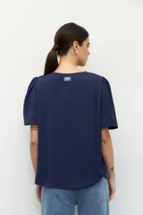 Top color verde claro, de mangas cortas abullonadas y cuello redondo.