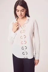 Camisa blanca de algodón con broderie calado en el frente y cuello.